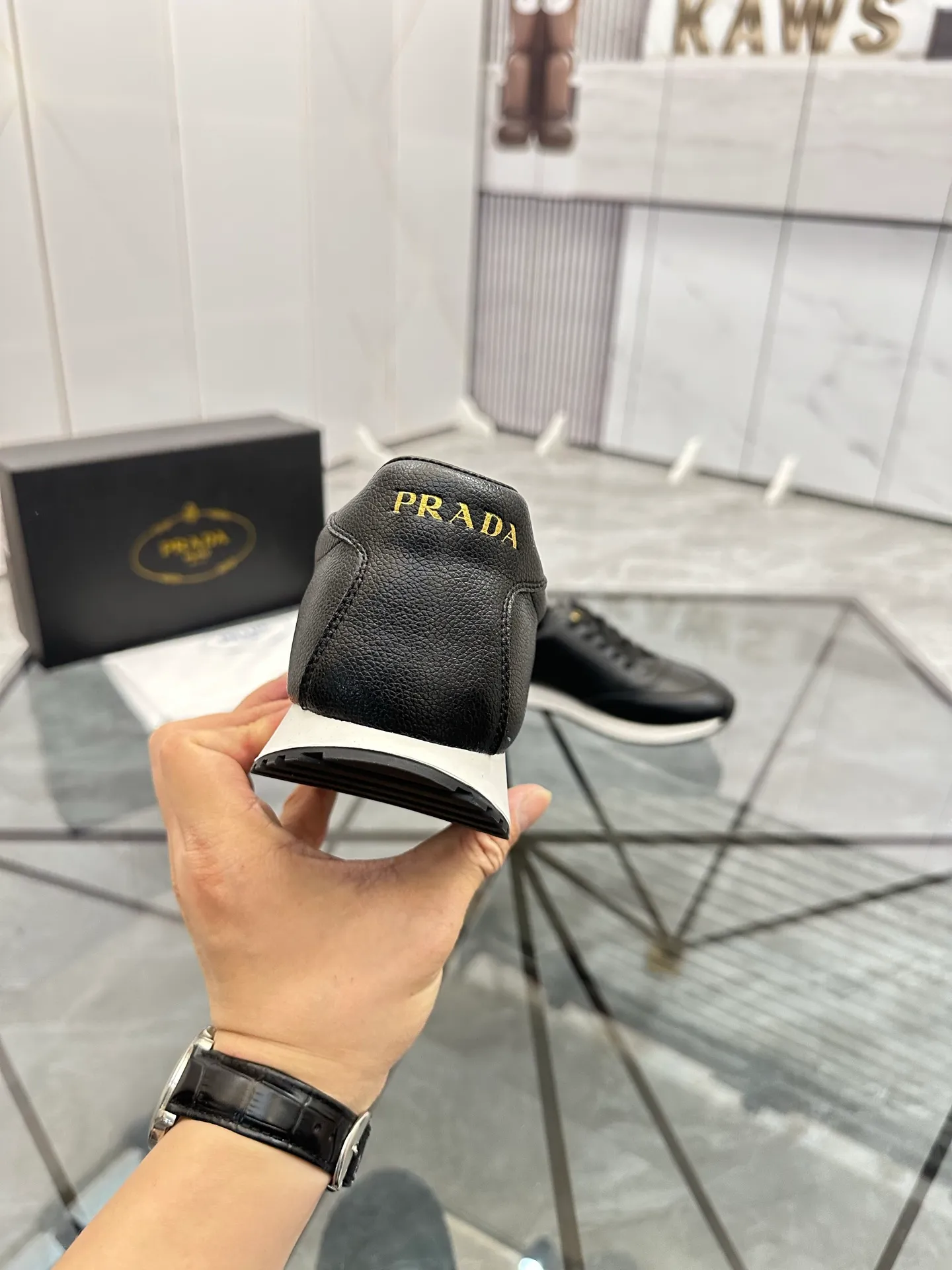 Men's shoes: 💰P420¥ Product trademark: Prada *"Prada*" low-top casual shoes Regular size: 38-44 (can be customized to 45) Product materials: imported cowhide upper, sheepskin lining, original outsole. Number: 020